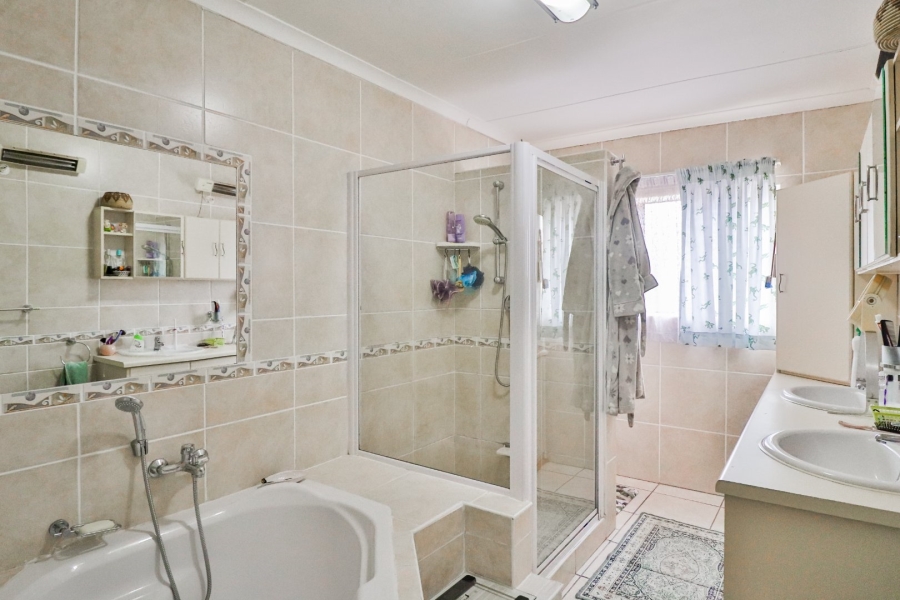 4 Bedroom Property for Sale in Fraaiuitsig Western Cape